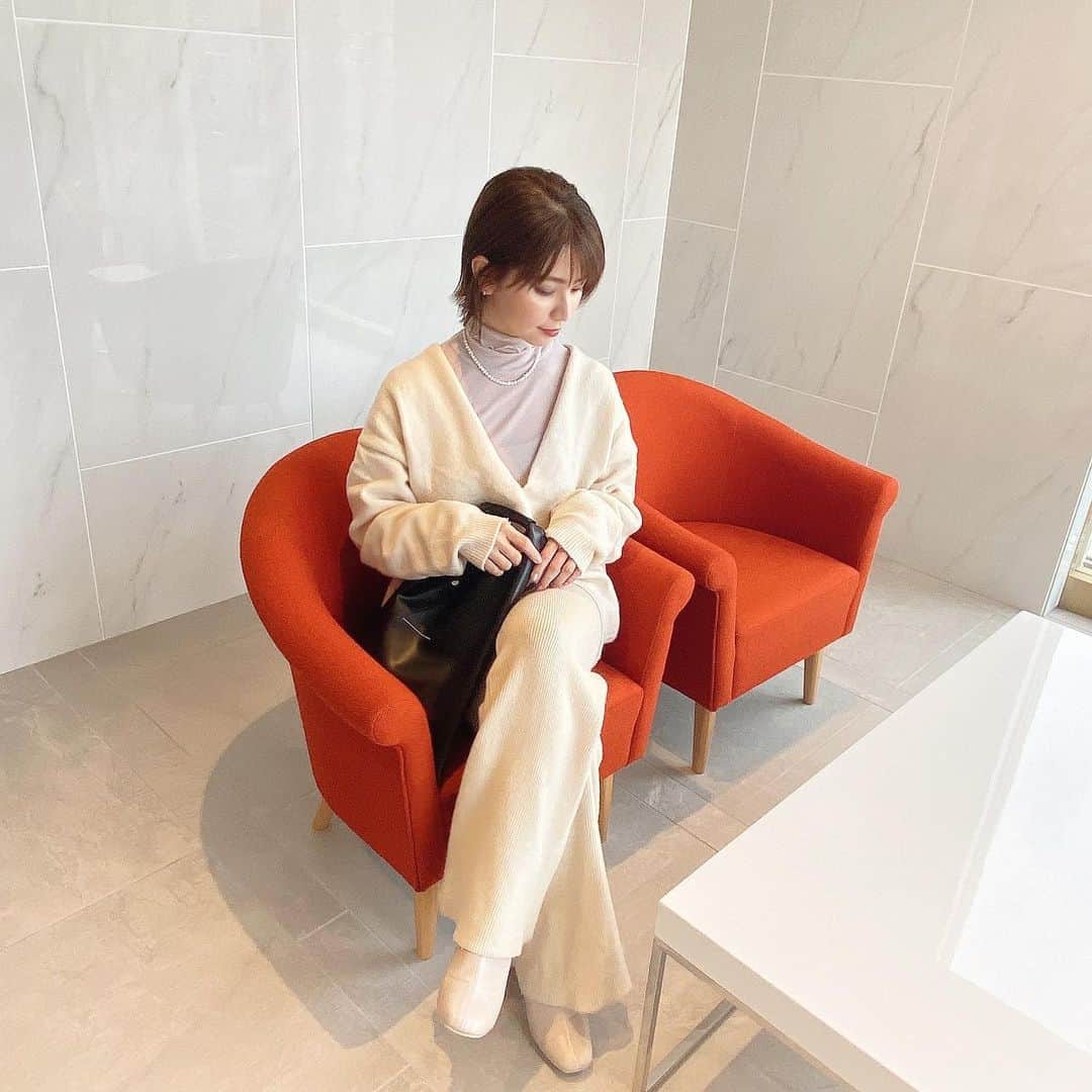 筒井愛実さんのインスタグラム写真 - (筒井愛実Instagram)「． 白まみれの日🤍 inner・bootsは @grl_official ☻  リビングにホットカーペット敷いたら 快適すぎてゴロゴロしてしまう🐈🍊  ． #GRL #グレイル #プチプラコーデ #code #ootd #30代コーデ #30代ファッション  #ママコーデ #ママファッション #大人コーデ」1月24日 21時38分 - manamin_158cm
