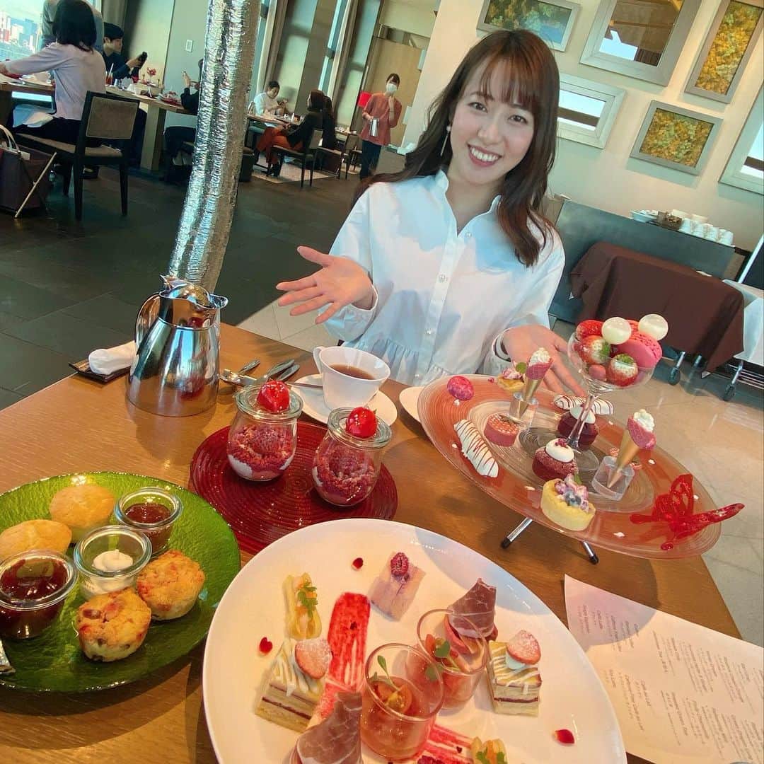 大西遥香のインスタグラム：「. 大好きないちごのシーズン🍓  写真は年末、東京に帰省した時のアフタヌーンティー🫖 いちごづくしでした✨  次はいついけるだろう𓂃𓈒𓏸 いちご狩りもしたいなぁ…🚗  #いちご #いちごスイーツ #いちごづくし #東京 #プリンスギャラリー東京紀尾井町 #アフタヌーンティー #tokyo #princegallerytokyokioicho #afternoontea #strawberry #🍓」