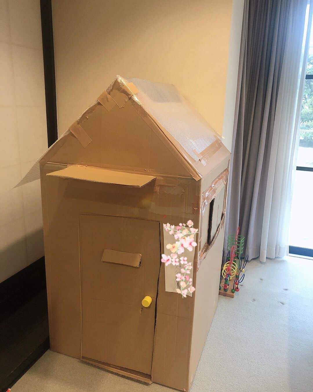 中野美奈子のインスタグラム：「ステイホーム。 ホームin ホーム。  雨の週末、段ボールでお家づくり。 屋根はプチプチ！ 窓も開けれる仕様に。  中にカワウソのぬいぐるみ入れてお世話する５歳児。 中にいる時は静かになる５歳児。 平和な時間🕊  時々、段ボールの家に招待されてぎゅうぎゅうになる母と赤子。  ひらめき工房〜♪  しばらくはひとり遊びしてくれそうです。ほっ(*´∀`)  #ステイホーム #段ボール工作　by夫 #ひらめき工房   #５歳児 #赤ちゃんのいる生活   #中野美奈子」