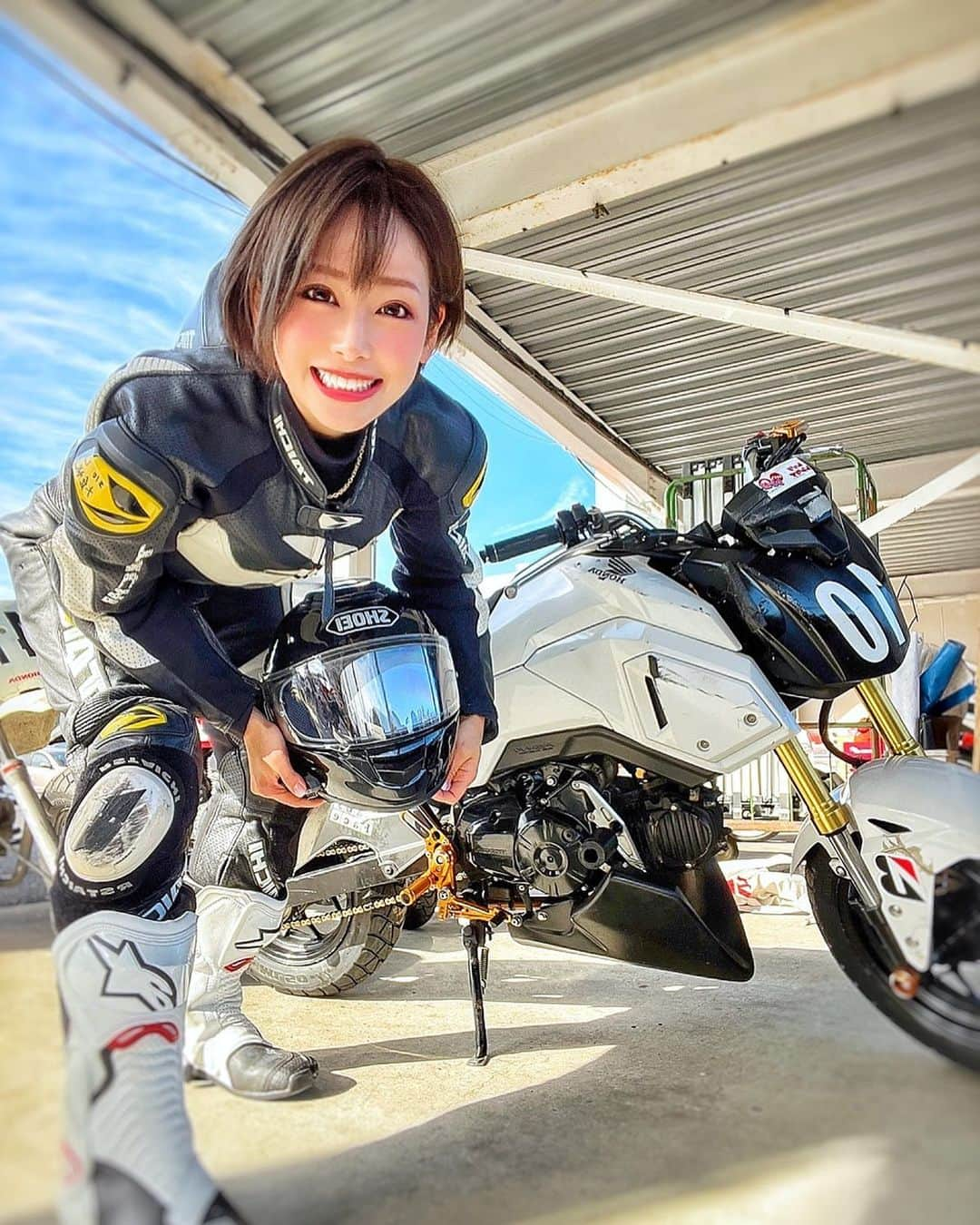 りほさんのインスタグラム写真 - (りほInstagram)「バイクはマニュアルで大型まで持ってるけど、車はオートマ！🤣  限定解除しに行こうと思ったら4月になるんだってさね🤣🥺教習所混んどるなー❤️🥺気長に解除しにいこっと☺️笑　  バイクはマニュアル一択なんだけどなー💕☺️ 車も楽しみやっ❤️☺️  早くまたサーキット走りたいーっ💕 いつか膝擦りしたいので特訓しに行きたいぞっ✨😆  #サーキット　#サーキット女子　#バイク　#バイク女子 #バイク写真部 #バイクが好きだ #サーキット走行 #circuit #bikegirl #スポーツ女子　#袖ヶ浦 #レン耐　#耐久レース #motorsport #motorcycle #motogirl #hondagrom #HONDA #HONDAbike #ロードバイク #アウトドア女子　#モータースポーツ #モーターサイクル　#レースクイーン　#rq #バイク好き　#車好き　#運転好き　#つなぎ　#大型バイク女子」1月24日 21時56分 - ri1ho