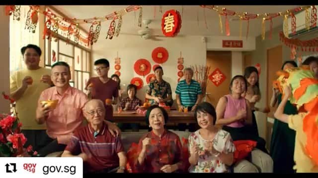リー・シェンロンのインスタグラム：「Going into our third year living with COVID-19, we have all adapted and made the best of these circumstances.   When it comes to festivals, we have found other ways to observe our traditions and celebrate ties of family and friendship.  We will be celebrating this Chinese New Year during the pandemic again, but what matters is the spirit of this joyous occasion.    Whether it be Chinese New Year, Hari Raya, Deepavali or Christmas, let us remember what is important. Wishing everyone a safe and healthy new year! – LHL」