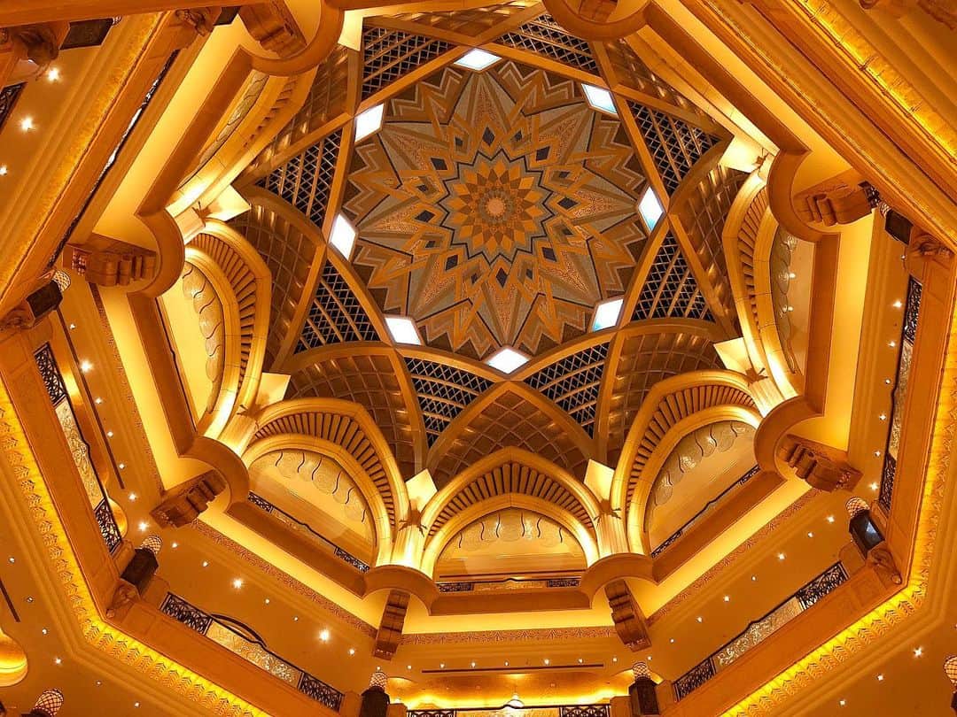 西山真以のインスタグラム：「.  Emirates Palace.  ゴールド尽くしのゴージャスな内装に、金箔が散りばめられたキラッキラのカプチーノが印象的でした☕️✨  #emiratespalace #abudhabi  #dubai」