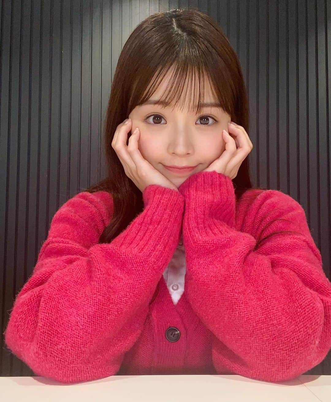 のインスタグラム：「「みんな、なんしよっと〜？」  本日もYouTube撮影🍒  皆さんもお仕事お疲れ様でした♡  #川村那月 #YouTube #なっちゃんねる #ASMR #撮影 #新企画 #明日も笑顔で✨」