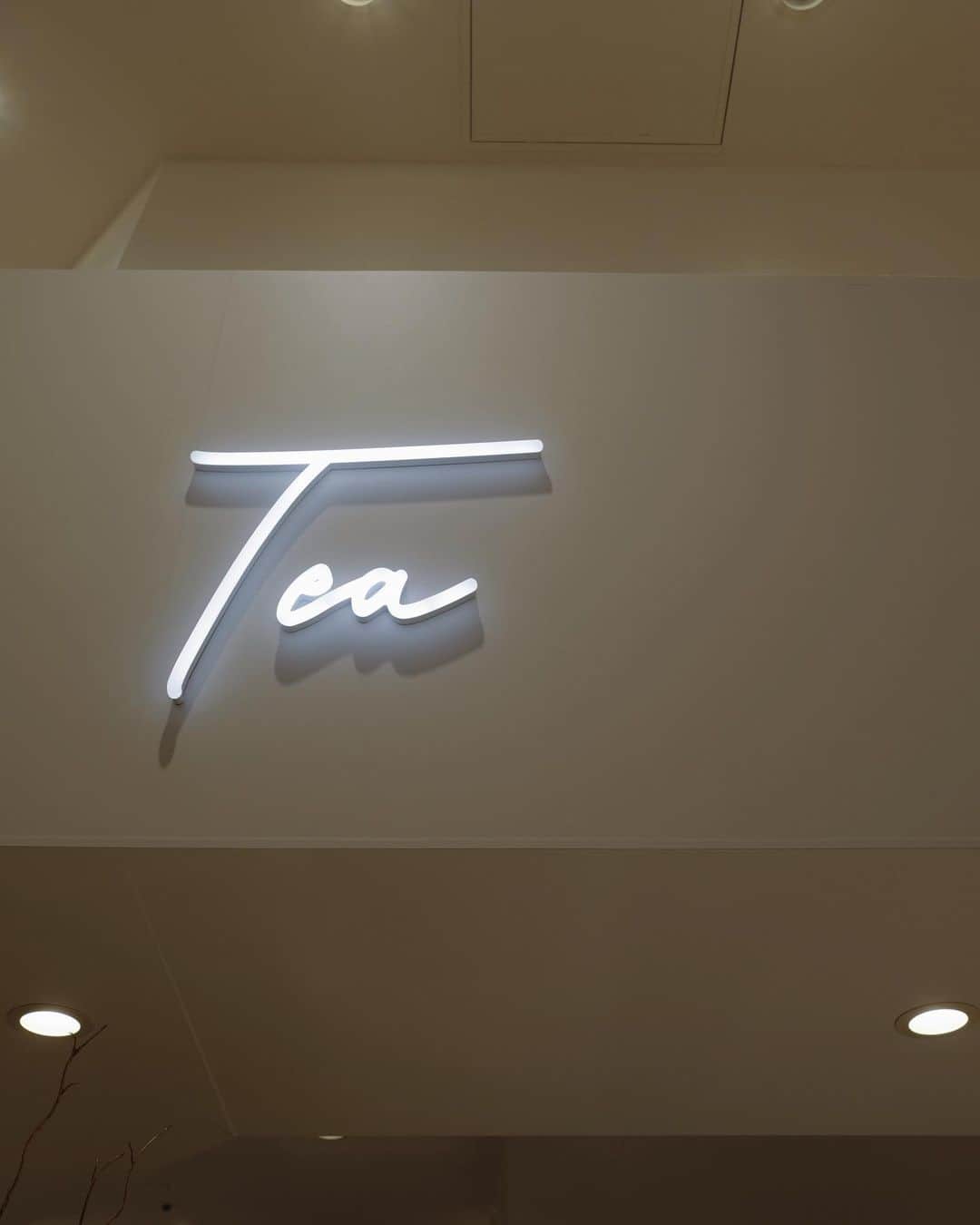 荻原桃子さんのインスタグラム写真 - (荻原桃子Instagram)「突然ですが コーヒーは苦手でTEA派です💭  TEAは好きだけど 飲み方のバリエーションが少ないお店が多く　 コーヒーみたいにデザートTEAが 手軽に飲めたらなぁ💭  が叶うお店！！  が新宿の駅中でPOP UPをしていたので はるかさんに会いに  THREE TEA  LABORATORY  (スリーティーラボラトリー)に行ってきました♡  THREE TEA  LABORATORYは「お茶のボーダレスな未来」を実現する、緑茶・紅茶・烏龍茶の3つのティーをベースにしたミルクティー専門店です。  これ！マシュマロといちごピューレをトッピングしたフレッシュで甘すぎず美味しかったぁ🍓  #blacktea #greentea #bluetea #milktea  #threetea_ttt #threetea_labo @threetea_ttt」1月24日 22時32分 - momokoogihara