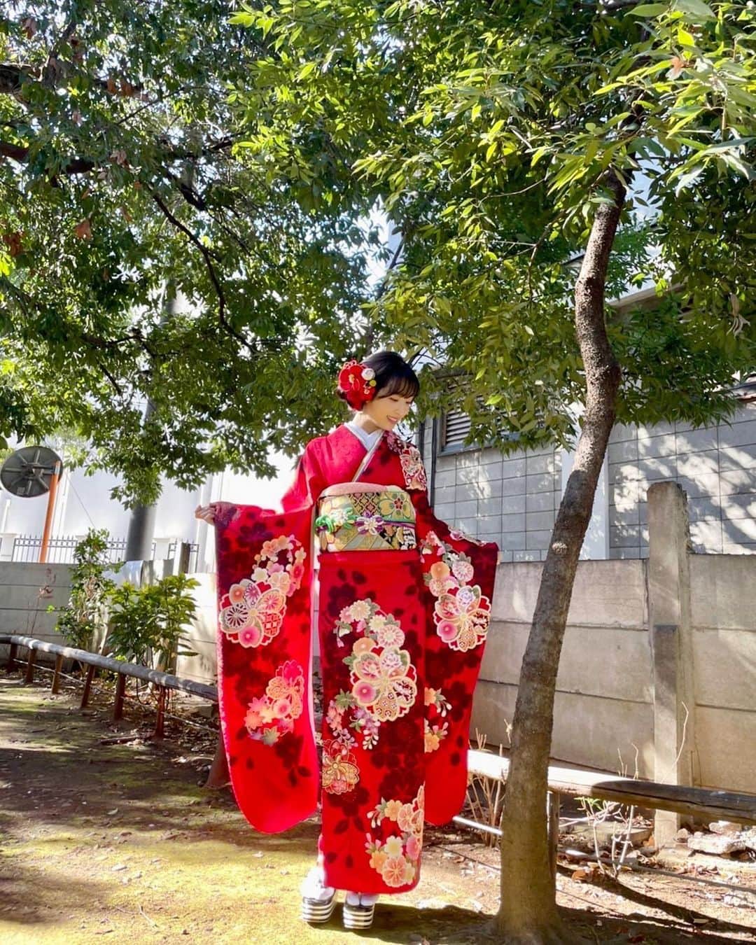 小栗有以さんのインスタグラム写真 - (小栗有以Instagram)「2022年🎍🐯🤍  週刊プレイボーイさんの誌面で 着物を着させて頂きました😌  成人式とはまた雰囲気の違う 素敵な赤色でした 着物って素敵ですね☺️💭  #着物#成人#振袖#神社 #週刊プレイボーイ」1月24日 22時44分 - yuioguri_1226