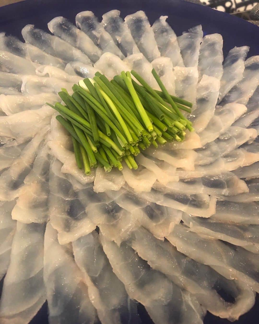 矢部美穂さんのインスタグラム写真 - (矢部美穂Instagram)「今日は自宅でふぐ🐡 ふぐ刺しなどを取り寄せて食べました✨ ここのふぐたちは冷凍じゃないので新鮮で美味しいんですよね😊  サラダやローストビーフも一緒に✨  明日と明後日はYABEKEへ行きますので 宜しくお願いします✨ 営業時間は19時から21時の2時間営業とにります。  #自宅で #ふぐ鍋 #夕食 #40代  #矢部美穂」1月24日 22時49分 - miho.yabe.0607