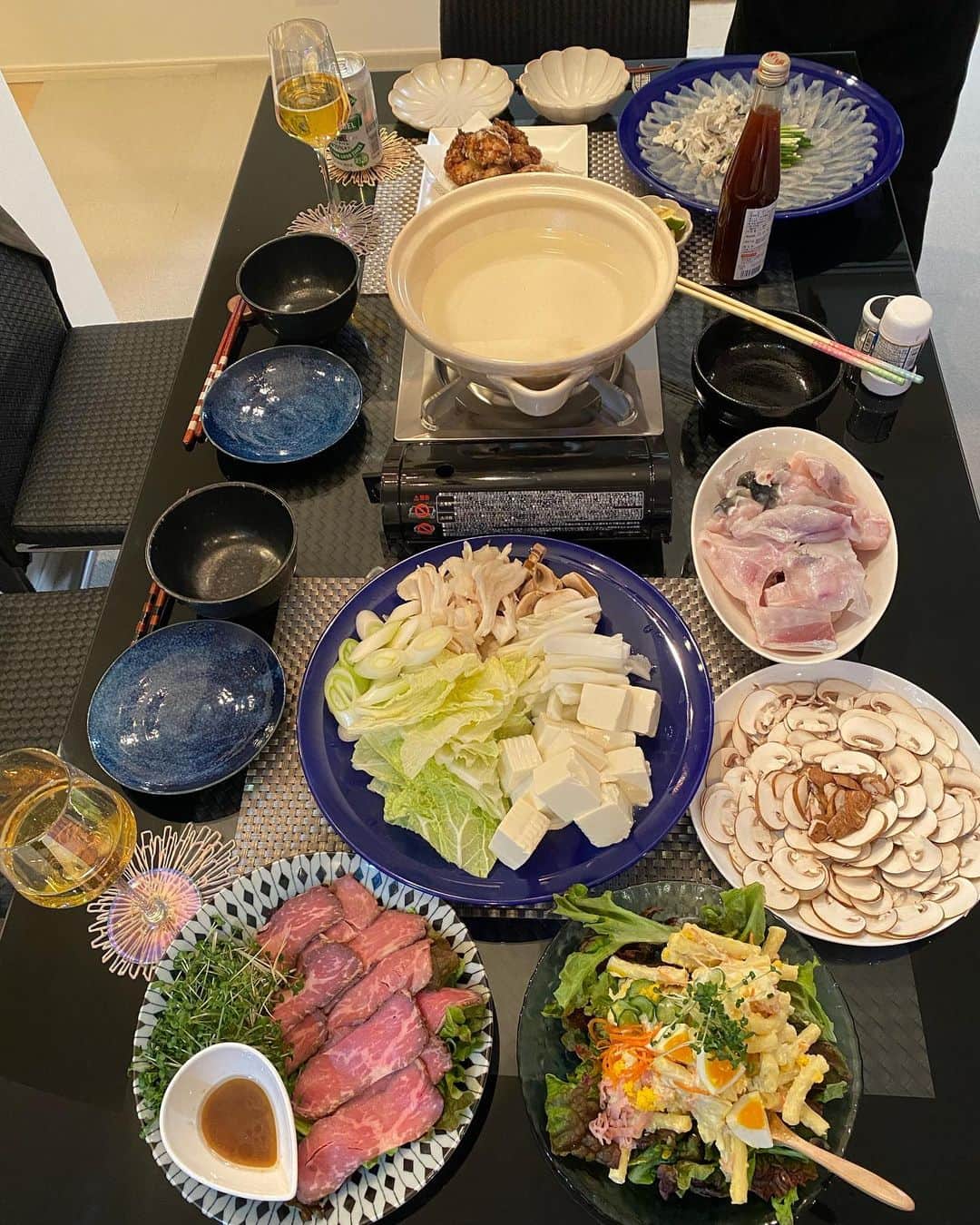 矢部美穂さんのインスタグラム写真 - (矢部美穂Instagram)「今日は自宅でふぐ🐡 ふぐ刺しなどを取り寄せて食べました✨ ここのふぐたちは冷凍じゃないので新鮮で美味しいんですよね😊  サラダやローストビーフも一緒に✨  明日と明後日はYABEKEへ行きますので 宜しくお願いします✨ 営業時間は19時から21時の2時間営業とにります。  #自宅で #ふぐ鍋 #夕食 #40代  #矢部美穂」1月24日 22時49分 - miho.yabe.0607