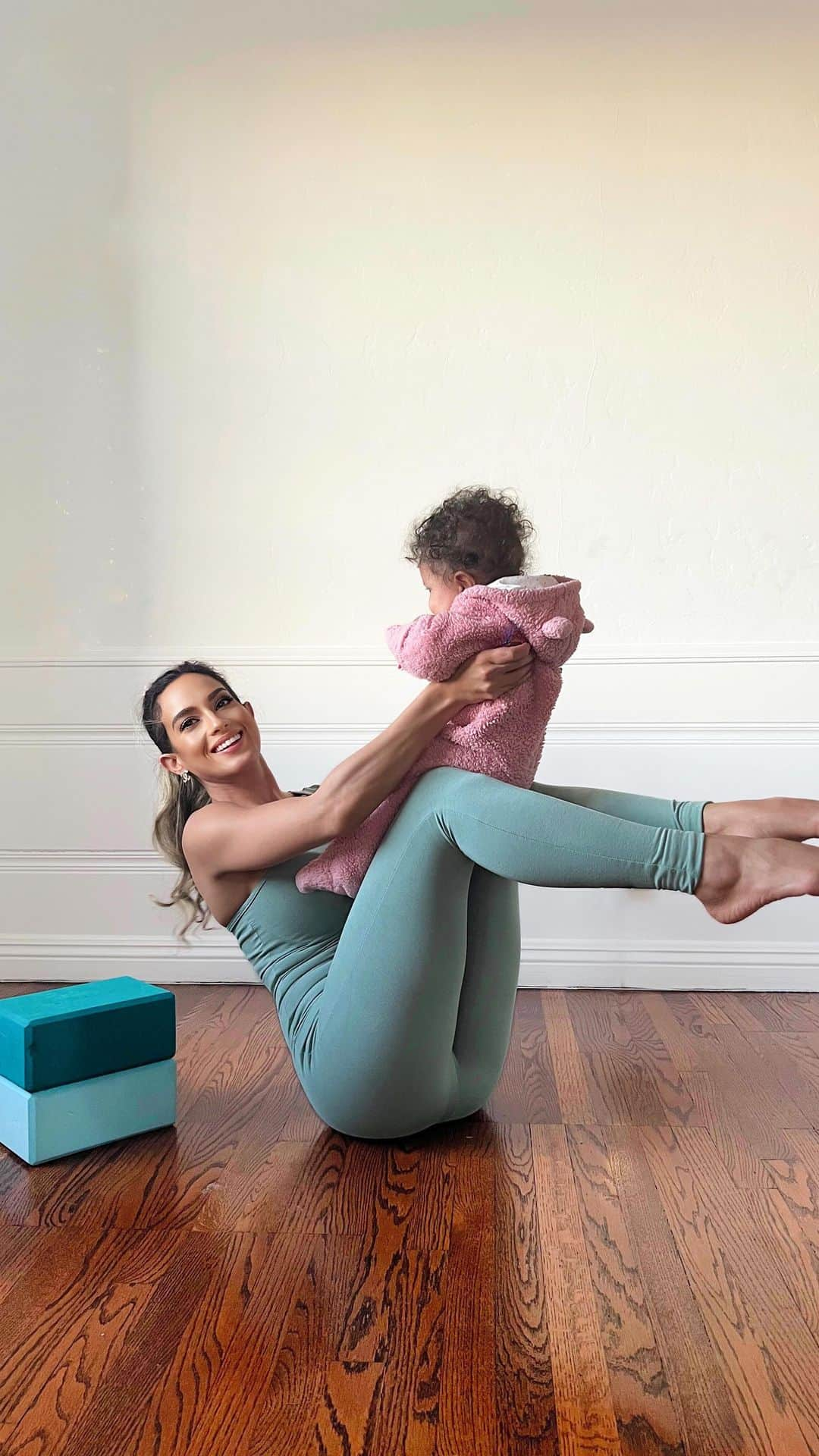 Sarah Mundoのインスタグラム：「Good habits early 🧘‍♀️   #yogababy #babyyoga #baby #yoga」