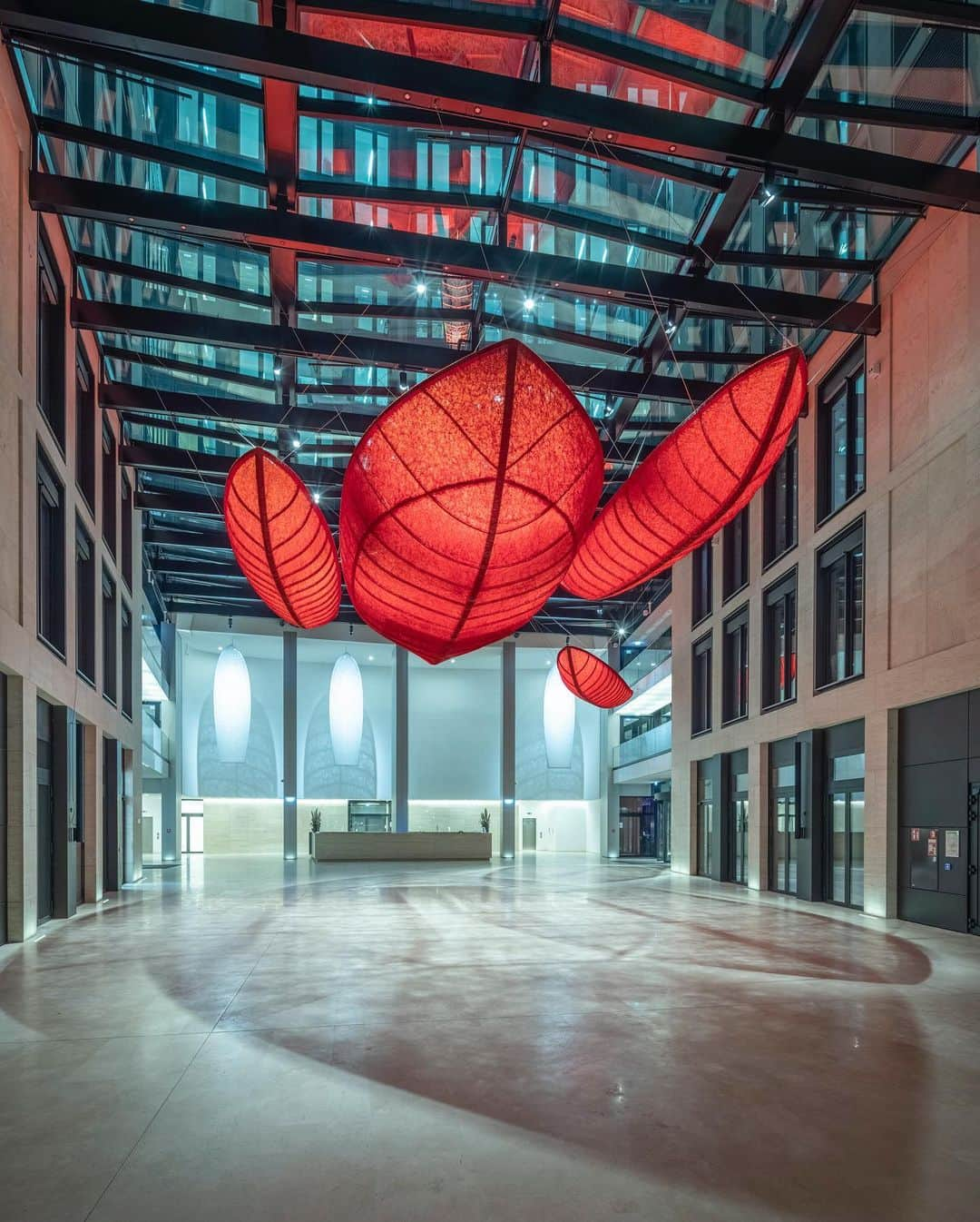 塩田千春さんのインスタグラム写真 - (塩田千春Instagram)「The installation “Passage” @arnoldag_metalligent at the Winx Tower in Frankfurt/Main, Germany was completed in October of last year. The work is public and permanent.   Location: Winx Tower, Frankfurt/ Main Commissioned by WinX GmbH & Co Immobilien KG, Bad Homburg  #installation #passage #winx #permanentistallation #art   Photo by Klaus Helbig」1月24日 23時47分 - chiharushiota