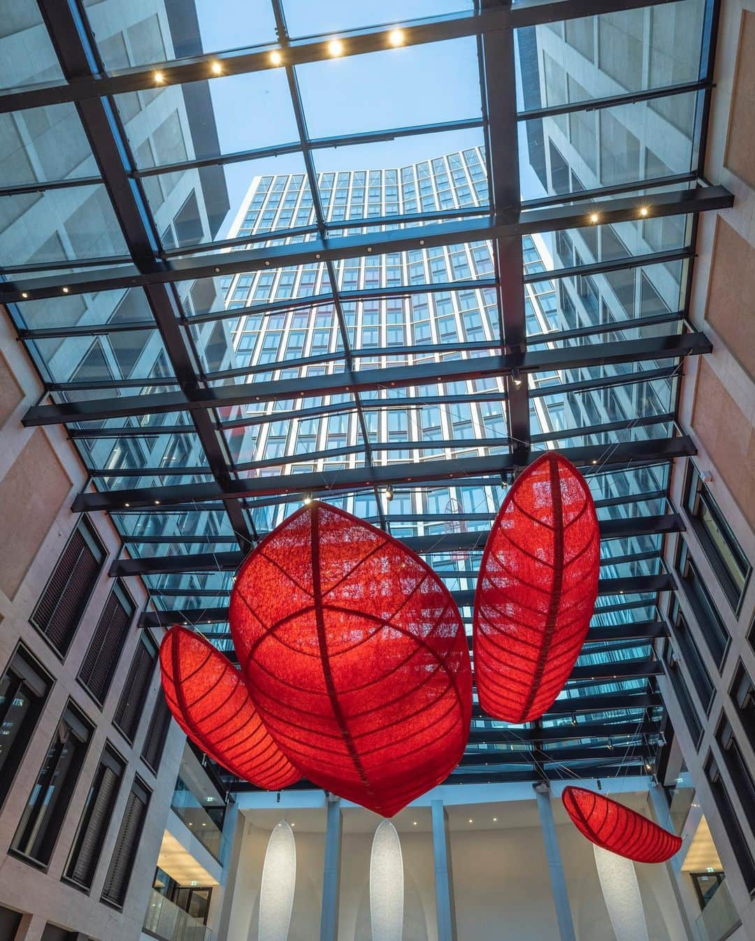 塩田千春さんのインスタグラム写真 - (塩田千春Instagram)「The installation “Passage” @arnoldag_metalligent at the Winx Tower in Frankfurt/Main, Germany was completed in October of last year. The work is public and permanent.   Location: Winx Tower, Frankfurt/ Main Commissioned by WinX GmbH & Co Immobilien KG, Bad Homburg  #installation #passage #winx #permanentistallation #art   Photo by Klaus Helbig」1月24日 23時47分 - chiharushiota