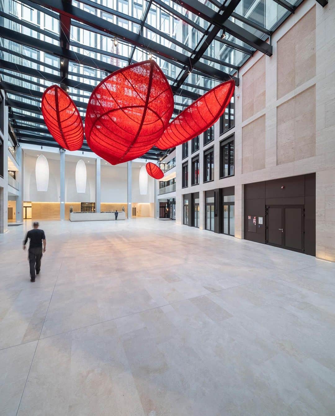 塩田千春さんのインスタグラム写真 - (塩田千春Instagram)「The installation “Passage” @arnoldag_metalligent at the Winx Tower in Frankfurt/Main, Germany was completed in October of last year. The work is public and permanent.   Location: Winx Tower, Frankfurt/ Main Commissioned by WinX GmbH & Co Immobilien KG, Bad Homburg  #installation #passage #winx #permanentistallation #art   Photo by Klaus Helbig」1月24日 23時47分 - chiharushiota