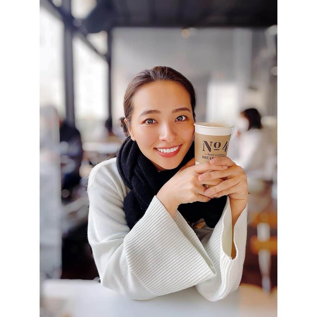水崎綾女さんのインスタグラム写真 - (水崎綾女Instagram)「茉里(@iriki.mari_official)と一緒に @brainpark.jp に行ってきたよ。  帰りに近くのNo.4カフェでまったり♡コーヒー大好き。  頭と顔とデコルテと背中たくさんほぐしてもらってリラックス出来たぁ。二人ともすっぴんだから、なんだか余計にほわほわしてる🥰🥰🥰  スパもカフェも 週一目標で通いたい。笑  #coffee #カフェ #No.4 #ナンバー4 #珈琲 #spa #脳 #マッサージ #頭皮マッサージ　#ブレインパーク」1月24日 23時59分 - misakiayame