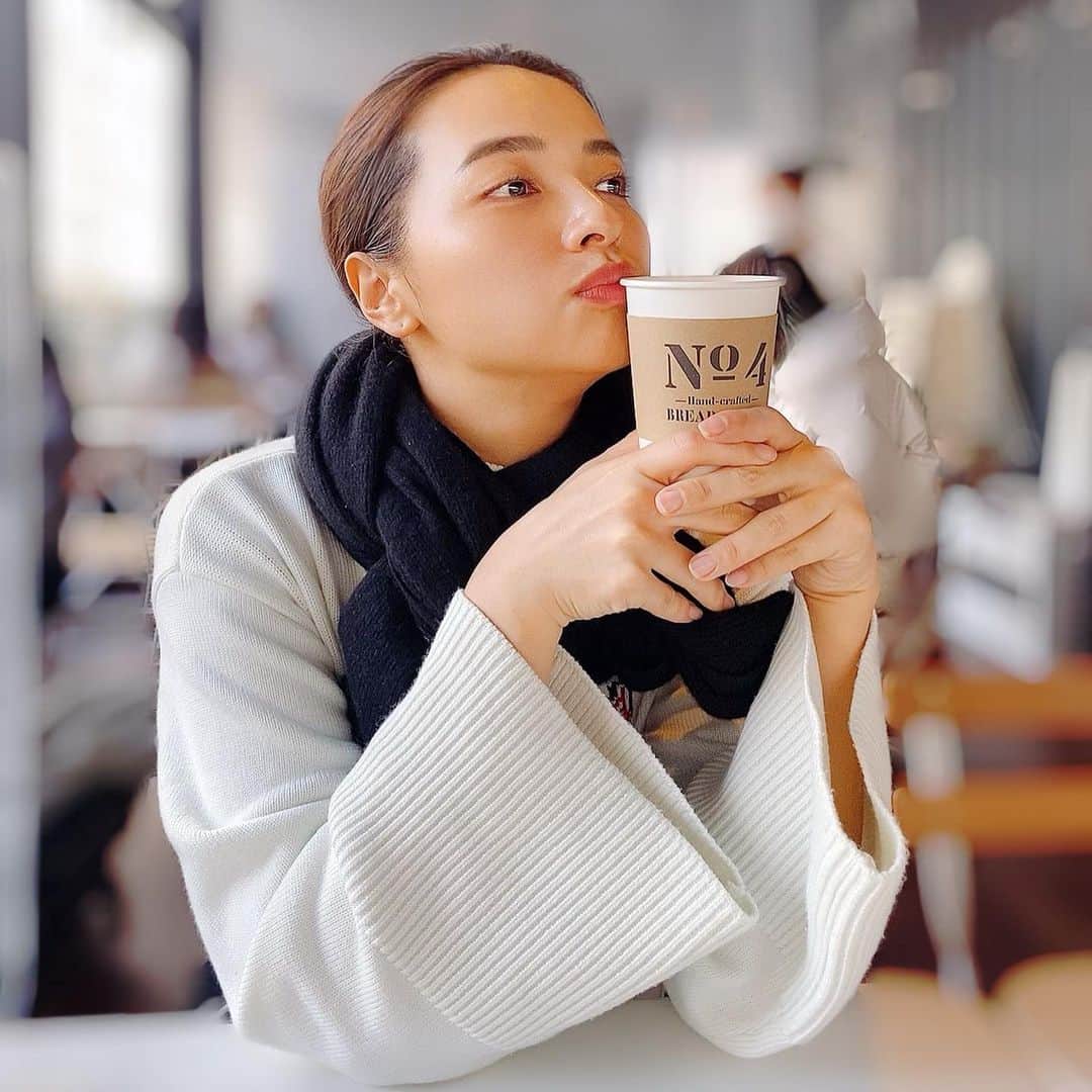 水崎綾女さんのインスタグラム写真 - (水崎綾女Instagram)「茉里(@iriki.mari_official)と一緒に @brainpark.jp に行ってきたよ。  帰りに近くのNo.4カフェでまったり♡コーヒー大好き。  頭と顔とデコルテと背中たくさんほぐしてもらってリラックス出来たぁ。二人ともすっぴんだから、なんだか余計にほわほわしてる🥰🥰🥰  スパもカフェも 週一目標で通いたい。笑  #coffee #カフェ #No.4 #ナンバー4 #珈琲 #spa #脳 #マッサージ #頭皮マッサージ　#ブレインパーク」1月24日 23時59分 - misakiayame