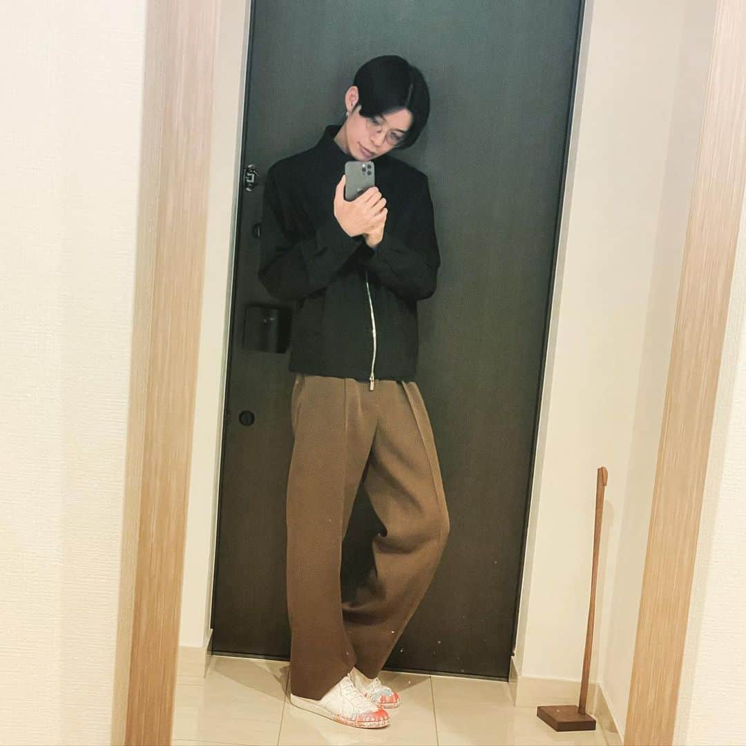 リモーネ先生のインスタグラム：「黒じゃないパンツです🤗」