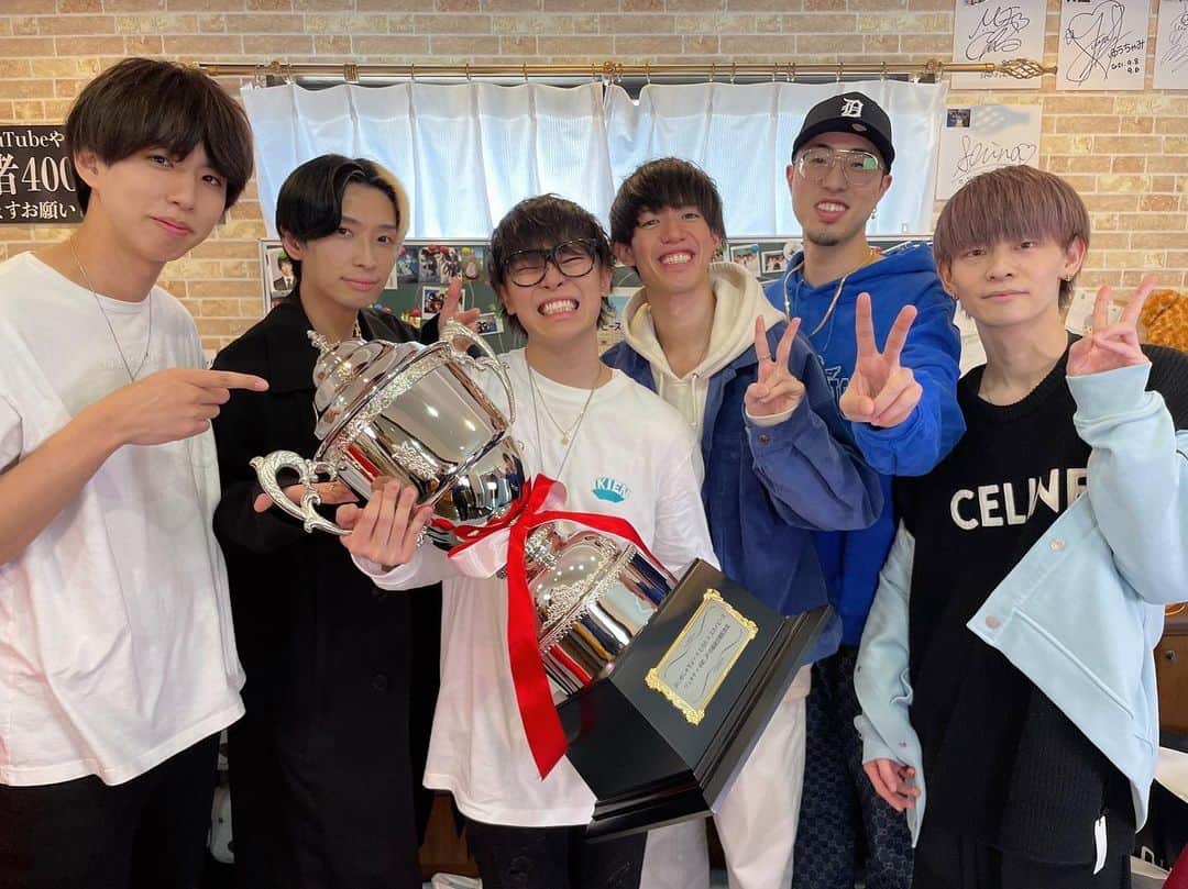 イニ（じん）のインスタグラム：「豪華謎メンツで福袋開封しました🐰 なかなか集まる事の無いおもしろメンツ だったけど楽しかった！！！ 俺が優勝したみたいになってますが、 60万超えのトロフィーです🥇」