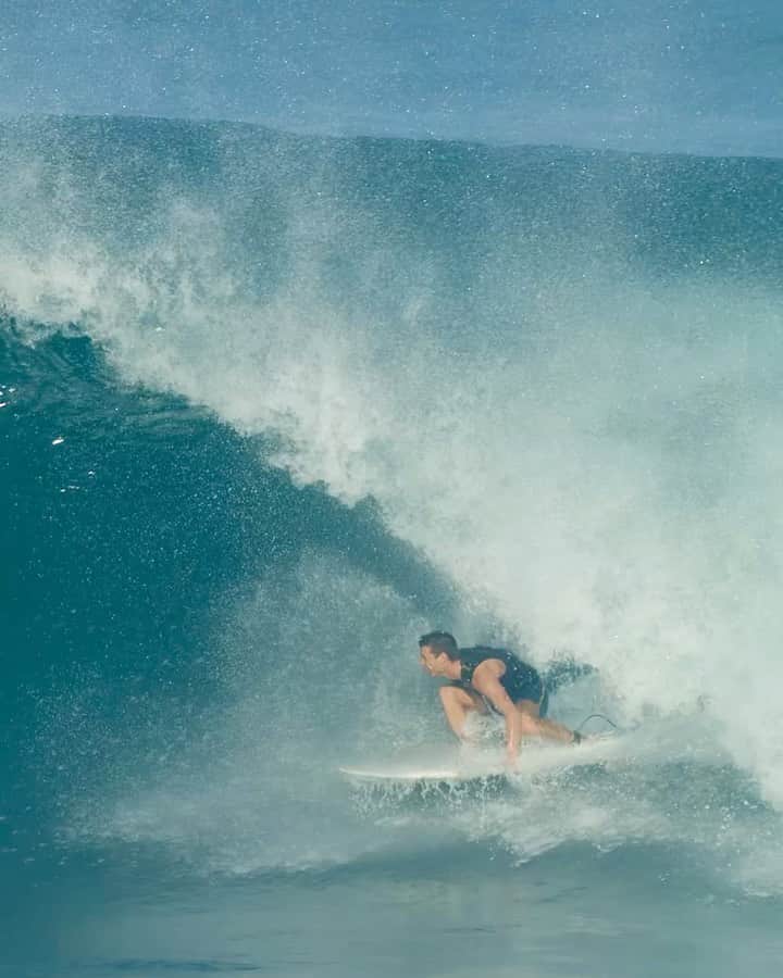 ボディーグローブのインスタグラム：「Meanwhile on the North Shore, @jesse_mendes sneaking a couple in before breakfast ⚡️  —- 🎥: @henriquepinguim / @brunozanin_」