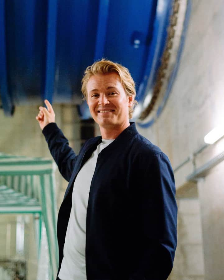 ニコ・ロズベルグのインスタグラム：「30 meters underground! Did you know how a hydropower station works? For the very first time, @enbw_ag showed me where their e-mobility power is coming from! ⚡   Charging your vehicle at all EnBW Charging Stations with electricity coming from 100% hydropower: An important milestone for sustainable e-mobility 👍  #Sustainability #eMobility #HydroPower #EnBWHyperNetz」
