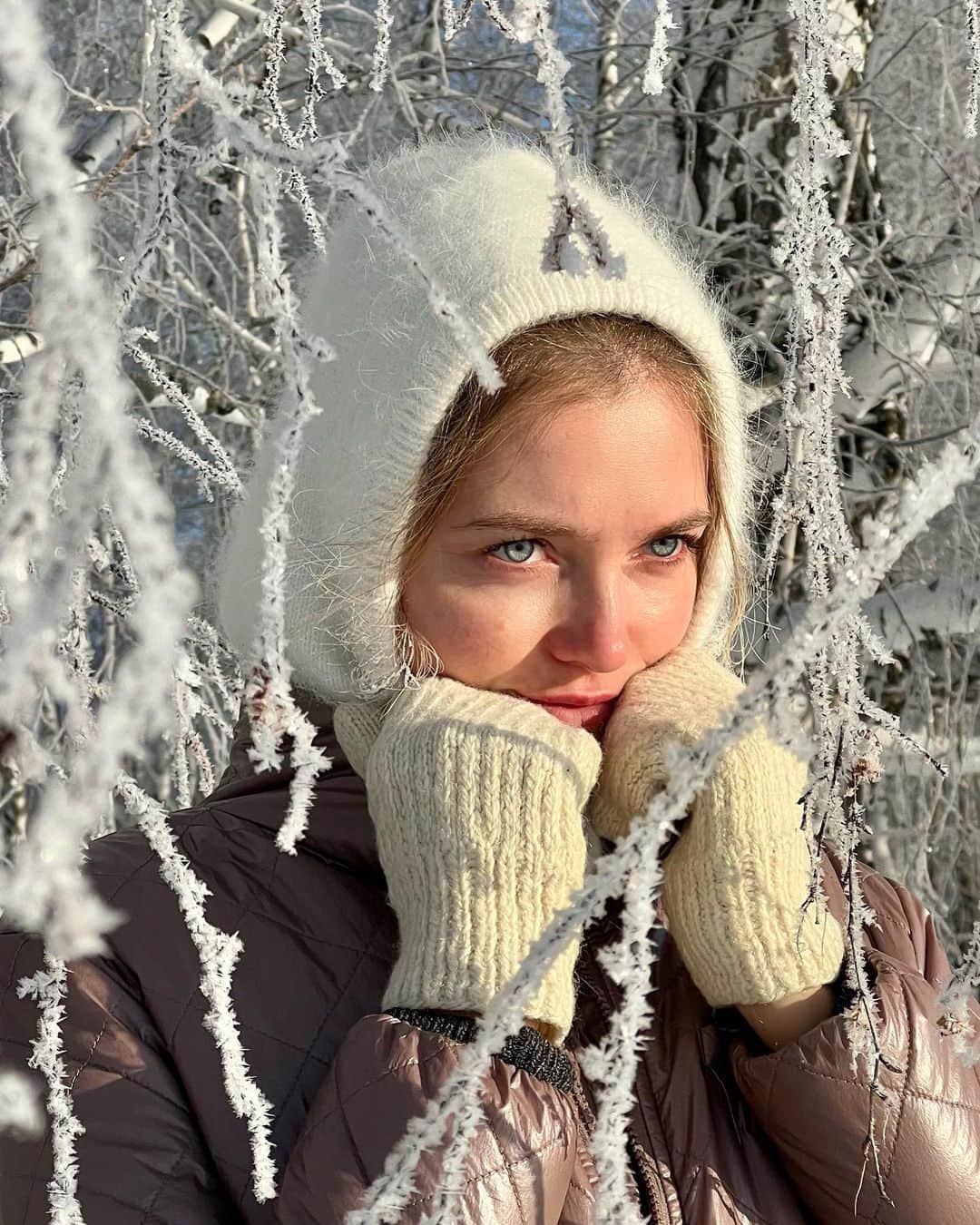 ヴラダ・ロスリャコヴァのインスタグラム：「STILL HERE  In my natural habitat. Delaying my departure as best as I can 🥺」