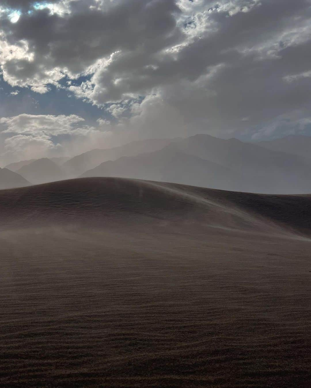 レイチェル・クックさんのインスタグラム写真 - (レイチェル・クックInstagram)「If earth ever starts feeling familiar… I know I haven’t been exploring enough 😜 Swipe to see the sand storm! Such a beautiful thing to witness.」1月25日 2時35分 - rachelc00k