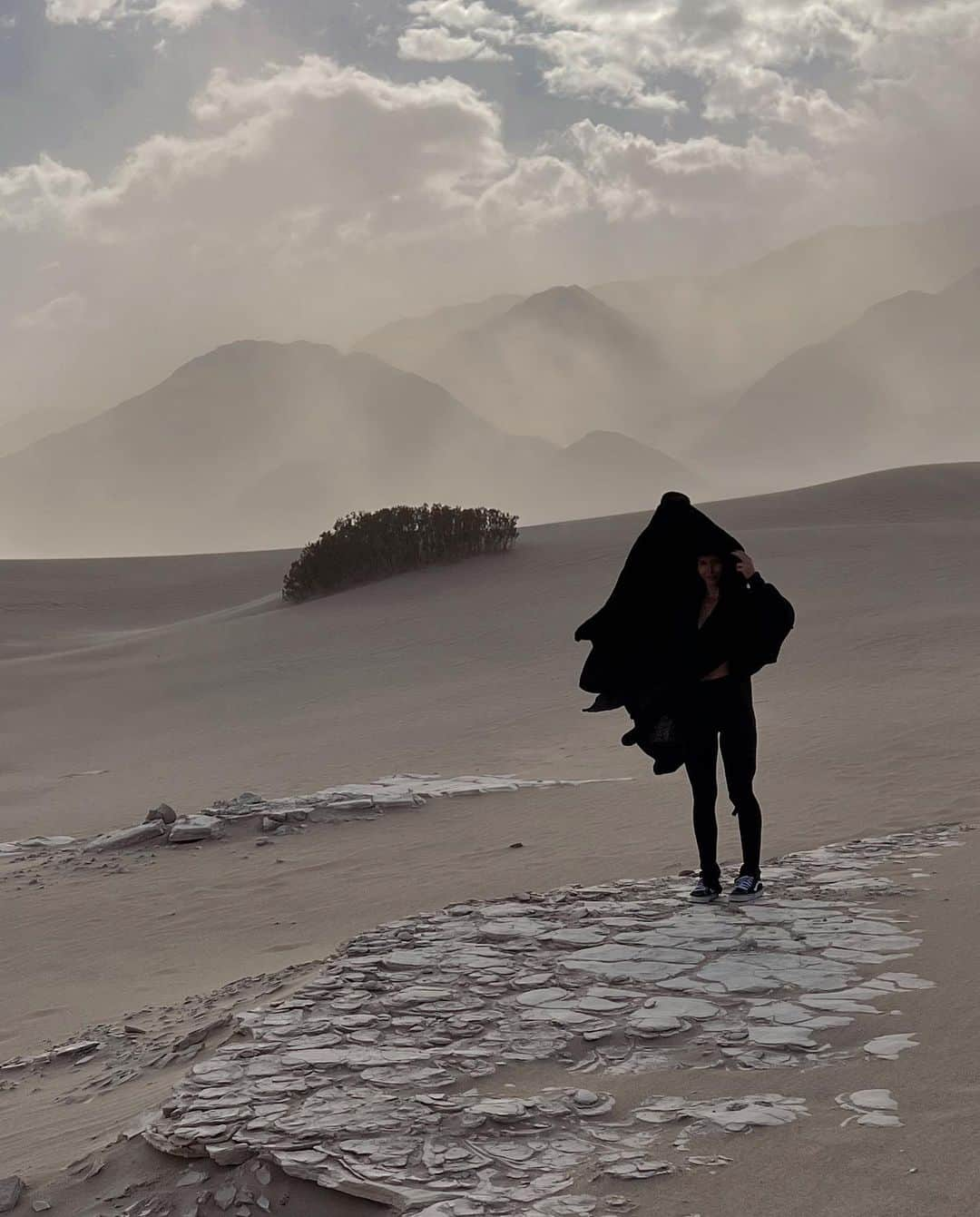 レイチェル・クックさんのインスタグラム写真 - (レイチェル・クックInstagram)「If earth ever starts feeling familiar… I know I haven’t been exploring enough 😜 Swipe to see the sand storm! Such a beautiful thing to witness.」1月25日 2時35分 - rachelc00k