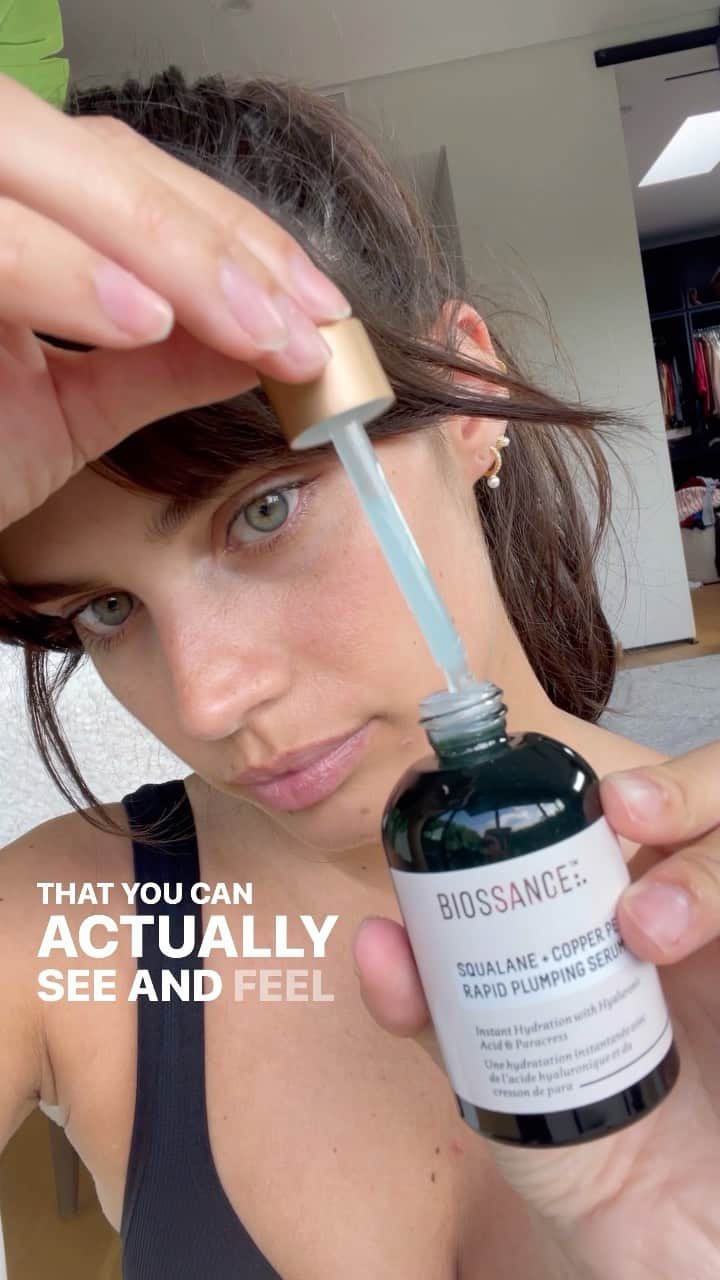 サラ・サンパイオのインスタグラム：「Finally got to try @biossance squalane + copper peptide plumping serum and I just became a huge fan. The blue copper peptides clinically proven to encourage collagen and elasticity production so it leaves the skin plump and juicy.  Try it out and let me know what you think. #biossance #biossancepartner」