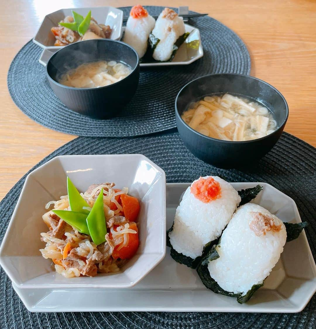 葉月里緒奈さんのインスタグラム写真 - (葉月里緒奈Instagram)「昨日のマグロフレークを使っておにぎりランチ。 #おうちごはん #ランチ#おにぎり#明太子おにぎり#マヨマグロおにぎり#肉じゃが#お豆腐とわかめのお味噌汁 #朝ごはん#31アイスクリーム #baskinrobbins #rionahazuki」1月25日 12時37分 - riona_hazuki