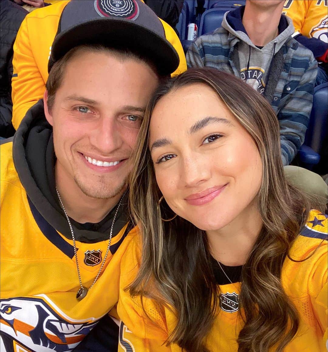 コーリー・シーガーのインスタグラム：「A weekend of checking out nashville sports with my wifey」