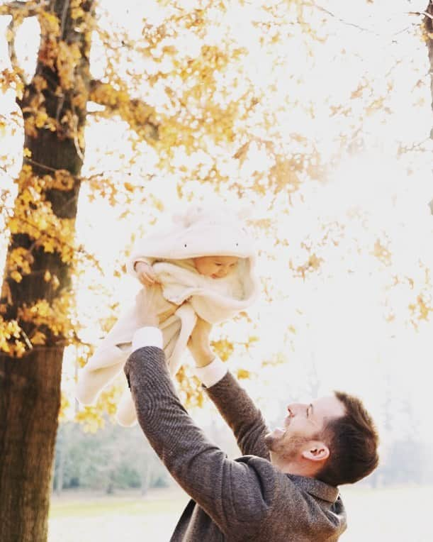 アンナ・カッペリーニのインスタグラム：「New year, new partner to lift!  Sweetest of Birthdays my love @ondrejhotarek ❤️  #birthday #daddy #love #baby #babygirl #babyD #pairskater #villamapellimozzi   📸 by @valentina.oprandi.family  🏰 @villamapellimozzi」