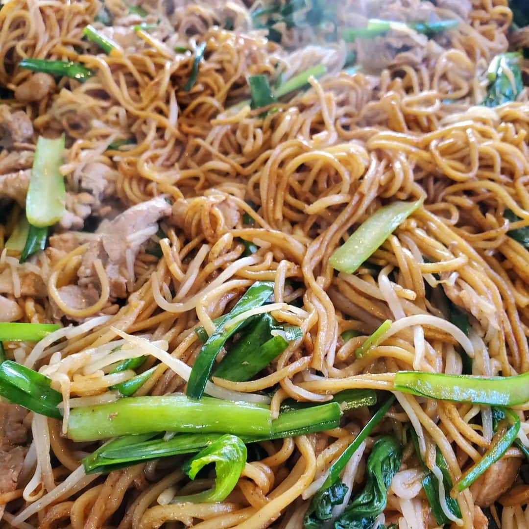 田畑竜介さんのインスタグラム写真 - (田畑竜介Instagram)「お昼は焼きそば✨  子供たちの食欲も戻り、 更なる食欲を掻き立てようと ソース攻撃だ～😏  立ち上る湯気と共に ソースの香りに誘われて みんなペロリと食べてくれました😋  食材はもやしとニラと豚肉、小松菜✨ 麺を揚げ焼きして、ソースを吸わせて 先に炒めておいた肉や野菜を合わせて ソースを絡めて出来上がり🎶  #おうち時間 #ランチ #昼食  #焼きそば」1月25日 13時22分 - tabacchi_rkb
