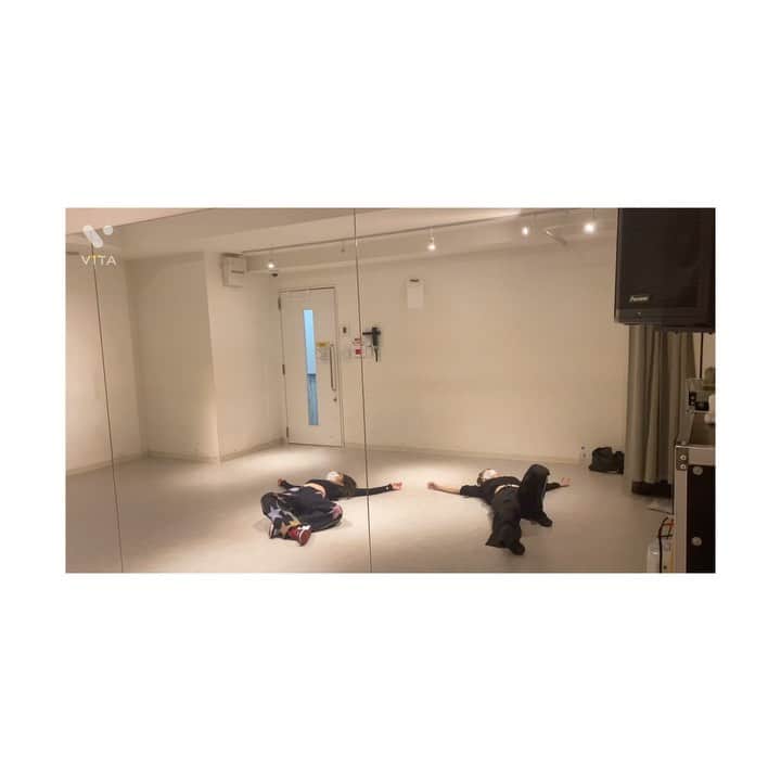 徳永えりのインスタグラム：「... 滝裕可里( @takiyukari_official と朝活vol.2🙆🏻‍♀️🪐💜 最後まで踊れたけどへろへろになりました🙃 滝はヨガの先生でもあるから、 ストレッチしてる時にサポートしてくれてありがたい🧘‍♀️ また朝活しようね☀️🤘🌱」
