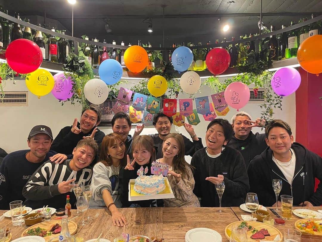 細井宏美のインスタグラム：「超あいらぶゆーなみんなと🥂 💖HBD‼︎ to @techitechiaya 💖 出会った頃から誰よりも努力家でしっかり者でいつも優しさで溢れているあや✨ 時が立つにつれ頭がイカれていく私にも、出会った頃と何も変わらない優しさで接してくれる素晴らしい人｡✨ もうねぇ、嫉妬できないぐらい感謝と尊敬と愛が増していくばかり‼︎💖 いつも本当にありがとう🤍😭  今年もお誕生日おめでとう🥳🥰🥳🥰🥳  #大好き#元祖#愛#渋谷#15#year#bd」