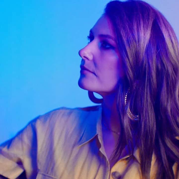 のインスタグラム：「Happy Monday everyone. Our next single Curious from our album Hits To The Head is out tomorrow. Tune in to watch the video premiere over on YouTube at 5:30pm GMT.」