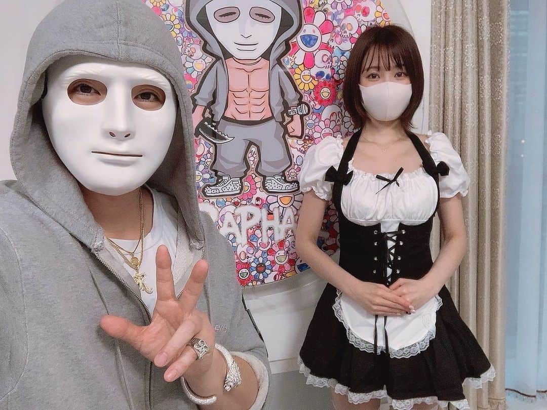 さくまみおのインスタグラム：「2022年初仕事は… まさかのラファエルさん(@raphaelangel8183 )のチャンネルにお邪魔させていただきました(๑꒪ㅁ꒪๑)" 面白い年になりそうだ。笑  写真は、後半の罰ゲームバージョン1です… 2は恥ずかしいのでインスタでは自重します🤦🏻‍♀️笑  ((ボソッと裏話)) 破天荒なキャラクターの皆様なので、心配のコメントなどもいただいてましたが😂 裏側はとても紳士的で気遣い上手な皆様です☺️ オンオフの切り替えにさすがトップYouTuberさんだなぁって学びがたくさんありました✨  ありがとうございました☺️🙏🏻  #ラファエル さん #さくまみお #コラボ動画 #YouTube #競馬予想 #中山金杯 #京都金杯」