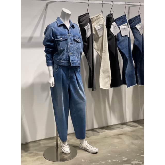 辺見えみりさんのインスタグラム写真 - (辺見えみりInstagram)「昨日は仕事の合間に @upperhights  @redcardtokyo  @healthydenim の展示会へ  2枚目に写っているdenimや、 コーデュロイのシャツをオーダーしてきました。 秋が待ち遠しい…って、まだ春も来てない😅  @kaoru_kawanishi さん ありがとう♡」1月25日 8時34分 - emiri_hemmi