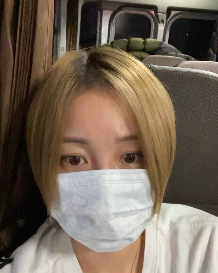 田中美保のインスタグラム：「久々ドタバタな朝🌅 仕事場に着いて一息…と思ってみたら 何故かすごい髪色が落ちている事が気になってしまったw  バタバタになった理由はと言うと… 最近朝ごはんにウィンナーを自分で炒めたいと…😂  そして朝せかしたりするとグズグズが酷くなるので悪循環…だからグッと我慢をしてる日々…w(出来ない時もありますが) 朝から夜ご飯のビーフシチューの仕込みと洗濯したら とんでもなくバタバタしてしまった…  せっかちなこの性格…自分で自分の首を絞めるとは正にこの事😂😂😂  まだまだ下の子は朝方グズグズしたり夜泣きなのか？があるので 昨日は1時間夜中に泣かれましたw (ちなみに上の子も夜中何度か寝言や寝言泣き？はほぼ毎日…心配…) コチラが泣きたいくらいイライラしてしまいましたが…朝私の顔を見てニコニコ… イライラしてごめんね😭と思うってのを繰り返してますw  そんな日々ですが私は元気です😂  今日も皆様1日頑張りましょう👍👍  #撮影 #今日も頑張りましょ」