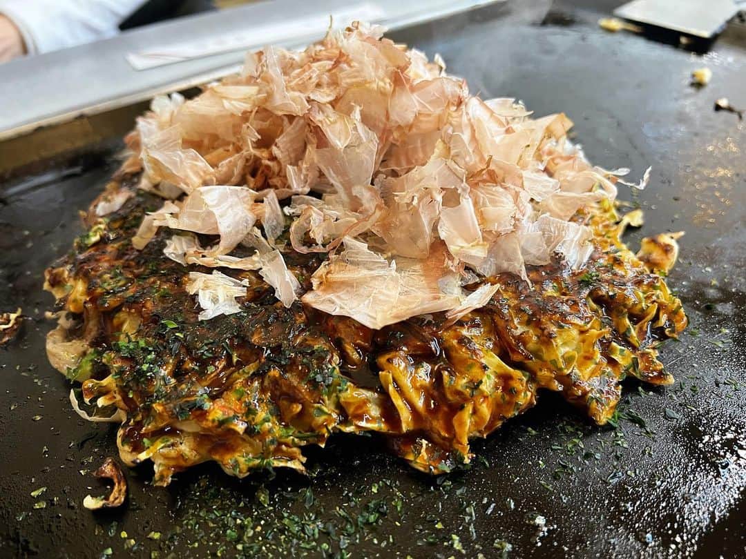 DJ MEGURUのインスタグラム：「久々に実家に凱旋〜地元のお好み屋さん十字弥へ。  六番町の交差点すぐ、街の景色はどんどん変われどこの十字弥と向かいのカラオケしゅがーあんくるだけは安定した景色です。笑 #地元民しかわかるはずがない  変わらないのはお店の味も同じで小さい頃から食べてきた味そのまんま。  肉から焼く人、混ぜ混ぜして焼く人、それぞれの正義があってあーだこーだ言いながら焼くのもまた楽しい。  自分から言えば母に小さい時から連れてこられたお好み屋さんだけど、母に言わせれば僕のばあちゃんに連れてこられた店。  時代の変遷と共にメニューの価格が少しづつ変わっていってるのも変わらないものの中に生まれる変化で時間軸を感じさせるエモさがある。  それに加えて焼き加減の好みが自分の中で変わっていってるのがまた面白くてこれも時間軸から生まれる物なのかそうでないのかなんて考えてながら続けるお好み焼きも世界でここしかないんだろうなと思う。笑  めんどくさく長くなりましたが地元のお好み屋さん。最高です。  #十字弥 #六番町 #お好み焼き #名古屋 #やすうま #ローカルメシ #メグルメ」