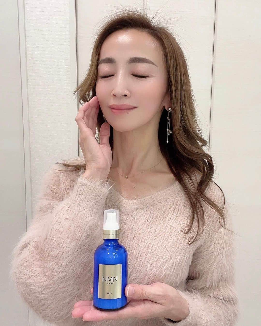 のインスタグラム：「この季節のツヤ肌作りに欠かせない @nmnrenage_officialの「NMN renage MILK」✨  お気に入り過ぎてリピしたよ😊  NMN renage MILKは最新エイジングケア成分NMNや 2種類のヒアルロン酸、コラーゲン、スクワランなどが 配合されている乳液💕  お肌が乾燥するとツヤがなくなって、マット肌に傾くけど、これを使うと理想的なハリ&ツヤがよみがえる♡  なめならかな色ムラのないお肌に導いてくれるとろみのあるテクスチャーもお気に入り🌿  NMN配合といえば高級なイメージだけど、 100mlも入っててコスパも良いよ✨✨  百貨店でも取り扱いがあるから安心&信頼できる 製品です🍀  新宿伊勢丹や東京大丸、銀座三越、阪急有楽町、 阪急メンズ館、公式サイトで購入できるよ🤍  #NMN#nmnrenage#乳液 #美肌#美肌ケア#エイジングケア#アンチエイジング#グロスファクター#ヒアルロン酸#美容#美容好き#コスメ #コスメ大好き#コスメ好き#コスメ紹介#コスメレポ#おすすめコスメ#コスメ垢#コスメオタク#化粧品#美容マニア#コスメレビュー#コスメ紹介#コスメ好きさんと繋がりたい#美容女子#すっぴん#すっぴんメイク #beauty#cosme#skincare」