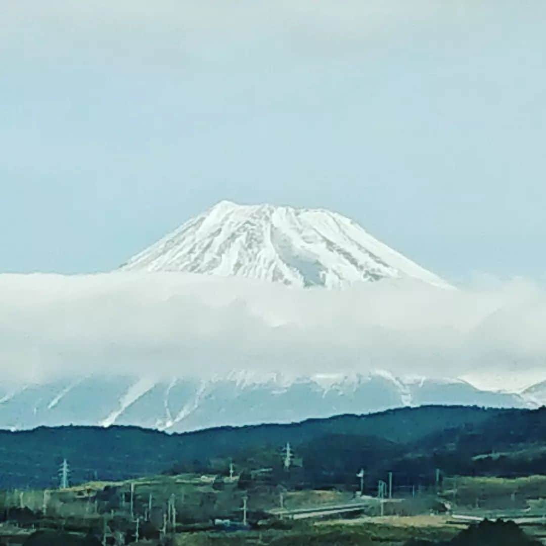 小島奈津子さんのインスタグラム写真 - (小島奈津子Instagram)「2022*1*25 今日の#富士山 🗻 三島辺りでは見えなかったのに、近くに来たら見えた💡 雲のたなびき方が素晴らしい🙏 ． 移動の一人きりの時間は、ワクワクする。 本を読んだり、富士山撮ったり📷😆 日常の中の異空間。自分だけのために使える時間。今や、寝てなんかいられない！」1月25日 11時55分 - kojimanatsuko_official