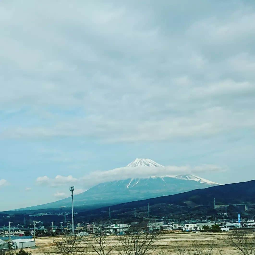小島奈津子さんのインスタグラム写真 - (小島奈津子Instagram)「2022*1*25 今日の#富士山 🗻 三島辺りでは見えなかったのに、近くに来たら見えた💡 雲のたなびき方が素晴らしい🙏 ． 移動の一人きりの時間は、ワクワクする。 本を読んだり、富士山撮ったり📷😆 日常の中の異空間。自分だけのために使える時間。今や、寝てなんかいられない！」1月25日 11時55分 - kojimanatsuko_official