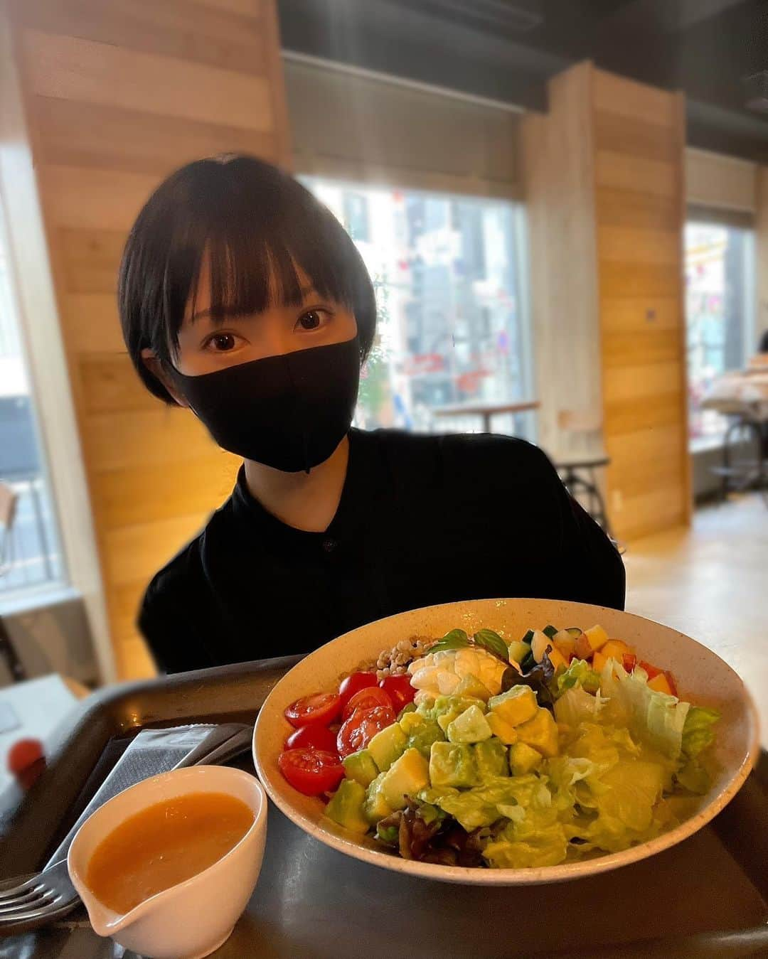 丸の内OLレイナ（美容）のインスタグラム：「牛丼食べたいね…🐯 #サラダ🥗  #みんなのお昼ご飯なに？」