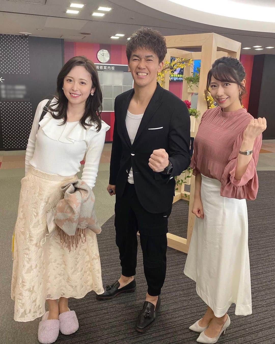 久慈暁子さんのインスタグラム写真 - (久慈暁子Instagram)「* 武井さんとゆいさんと🦁🌸 毎週会うのに写真撮るの 久しぶりな気がする🦁笑 * #写真を撮る時だけマスクを外しました #武井壮 さん #小野寺結衣 さん #衣装 #真っ白」1月25日 21時52分 - kuji_akiko