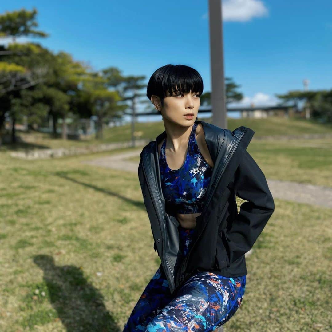 金城優華のインスタグラム：「色んなウェア着てみたけど  Speedo @speedo_japan のウェアは ホールド力とフィット感はありつつも 軽くて動きやすいから 最近はコレばっかり。  このレギンスにパープルとか青のソックス合わせても可愛いかも♪   #しかも水陸両用   #workout   #wear   #fashion  #筋トレ  #ワークアウト  #トレーニングウェア」