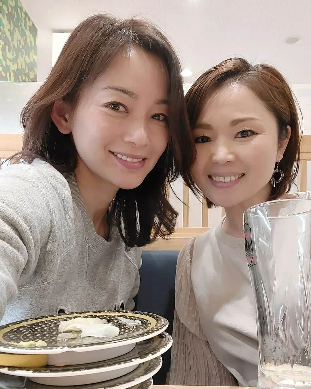 佐藤純さんのインスタグラム写真 - (佐藤純Instagram)「ママ友と回転寿司🍣  タッチパネルとか、醤油とか、とりあえず全部！持ちあるいている除菌スプレーと除菌ティッシュで全部拭く‼️✨  相変わらずの除菌ババァです🤣  #回転寿司 #ママ友 #ママ #ママモデル #モデル #mama #mamamodel #model」1月25日 22時06分 - junsatoidea