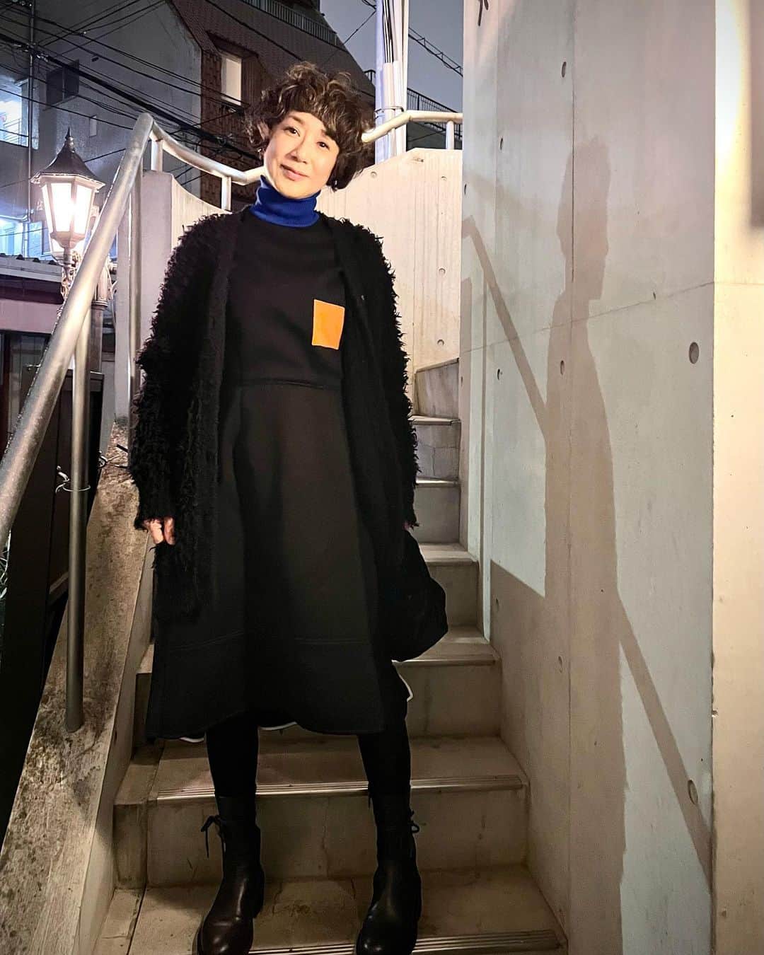 黒田知永子のインスタグラム：「. 今日はワンピースにモコモコニット☺︎ 後ろのファスナーを頑張ってあげています👗笑（肩が痛いのと身体が硬いのと…）  1/25 @stand_fm  更新しました。「肩が痛い…#36」 stand fmのアプリからか、プロフィール欄からも聞くことができます。 ぜひ聞いて下さいね。  #standfm  #スタンドエフエム @stand_fm  #黒田知永子のchikoplusチャンネル #ラジオでおしゃべり #黒田知永子 #chiekokuroda」