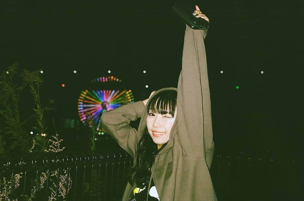 小林愛香のインスタグラム：「🎡 フィルム現像したー。 タイムカプセルに今んとこ あんまりなってなくて偉い(ﾌﾗｸﾞ) 左手に高く掲げてるのは カメラのケース。 #film #leica」