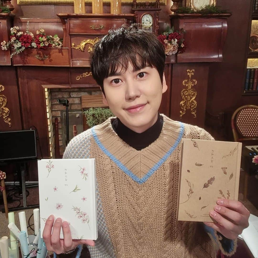 キュヒョンのインスタグラム：「연애소설 많이 사랑해주세요~~~ 오랜만에 실물 앨범 좋다^^ #규현 #kyuhyun #연애소설 #lovestory」