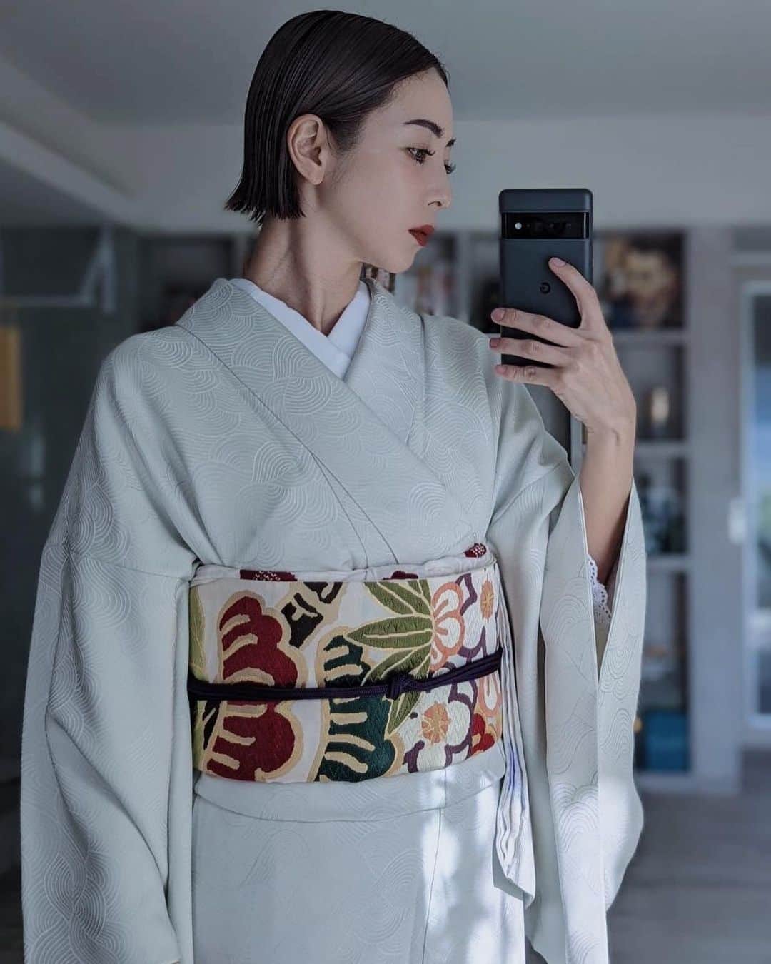 荻原桃子さんのインスタグラム写真 - (荻原桃子Instagram)「お着物day💭  去年の春頃に京都へ行き @chiso1555 さんにて 初めて色無地のお着物をオーダーしてから数ヶ月  やっとやっとお仕立ても終わり 袖を通して出かける日が来ました♡  最初はすごく色迷ったけど 帯の映える落ち着いたライトグレーにして良かった！  後半のスマホ写真では 生地の地模様も見えます😌  モダンな地模様にしました  様々なシーンで使える着物だから これからの予定が楽しみだなぁ  今まで着物に無縁だったので シャキッとしました  @mizuyoyoshida さん お着物コーディネイトありがとうございます🙏✨  #お着物　 #chiso」1月25日 22時56分 - momokoogihara