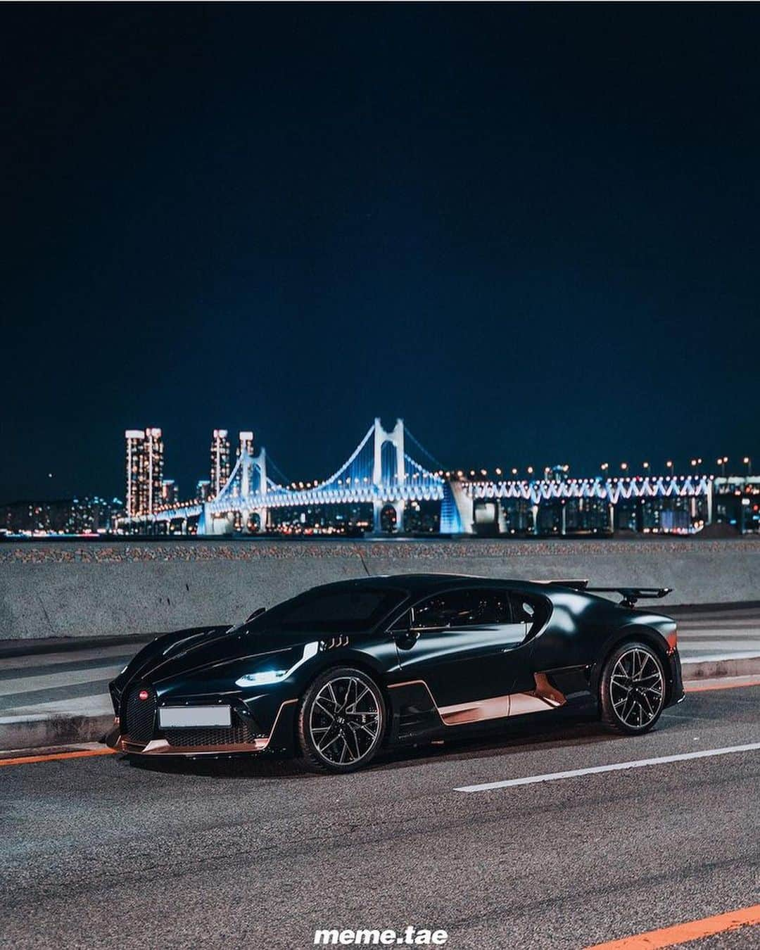 Amazing Carsのインスタグラム：「Bugatti Divo😈  Photo via: @meme.tae   #Bugatti #Chiron #Divo #BugattiDivo」