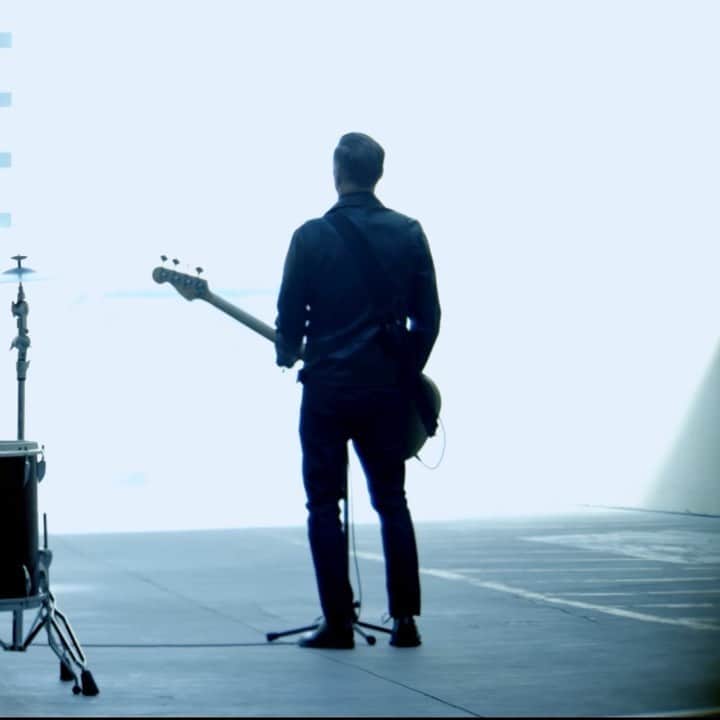 ブライアン・アダムスのインスタグラム：「Join me today at 7:45am PT/10:45am ET, 15:45 in London, 16:45 in Europe on YouTube for a Live Q&A just before the “Never Gonna Rain” music video premieres! #nevergonnarain #bryanadamssohappyithurts」