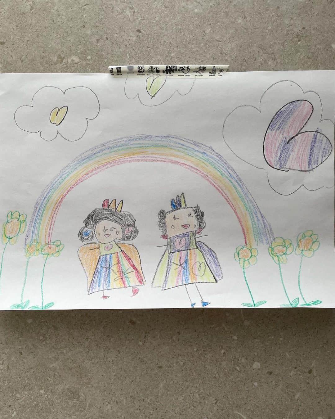 山口もえさんのインスタグラム写真 - (山口もえInstagram)「・  虹が大好きな次女🌈 虹の中に自分とママ 虹の中にパパとママ ん⁉️ よーく見ると・・・ パパはいつもママより小さく描きます。笑 よく観察しているんだこと🥰  #4歳児#絵#🌈#パパ#ママ #❤️ は大好きって意味なんだって🥰 #ありがとう #どんどん増えても捨てられない #笑」1月25日 14時06分 - moe_yamaguchi0611